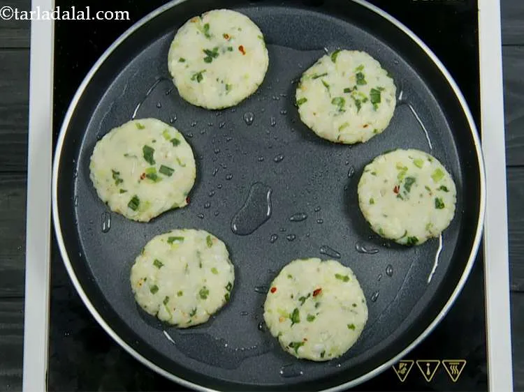 Step 11 – Place 6 cutlets on it and cook on a medium flame.