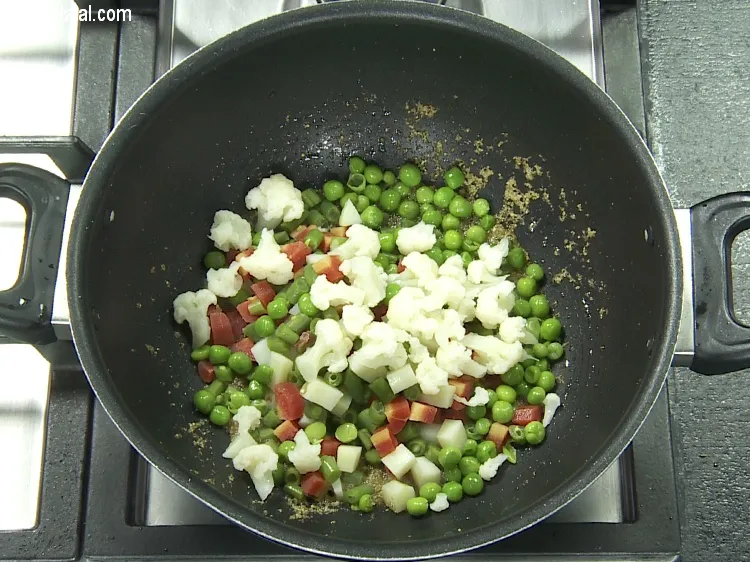 Step 17 – Add&nbsp;1/4 cup&nbsp;<a href="https://tarladalal.com/glossary-boiled-cauliflower-florets-2298i">boiled cauliflower florets</a>.