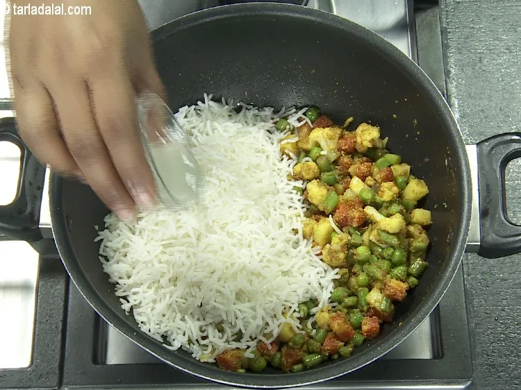 Step 24 – Add&nbsp;2 tsp&nbsp;<a href="https://tarladalal.com/glossary-lemon-juice-numbi-ka-ras-nimbu-ka-juice-471i">lemon juice</a>.