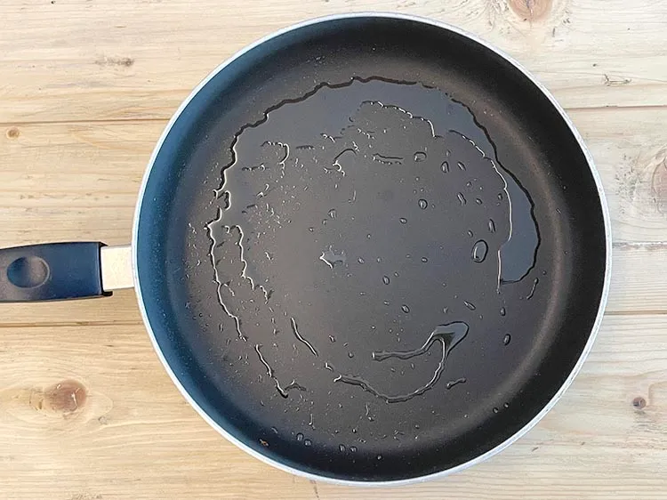 Step 18 – <p>For the tempering, heat the remaining 1 tsp of coconut oil in the same kadhai.</p>