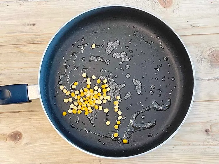 Step 21 – <p>Add 1&nbsp;tsp&nbsp;<a href="glossary-chana-dal-split-bengal-gram-285i">chana dal (split bengal gram)</a>.</p>