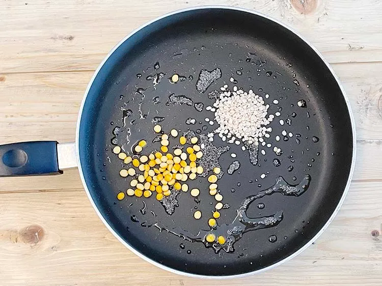 Step 22 – <p>Add 1&nbsp;tsp&nbsp;<a href="glossary-urad-dal-split-black-lentil-941i">urad dal (split black lentils)</a>.</p>