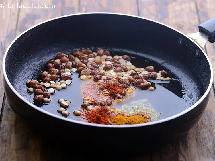 स्टेप 12 – मिर्च पाउडर डालें। अपने मसाले की सहनशीलता के अनुसार कम …