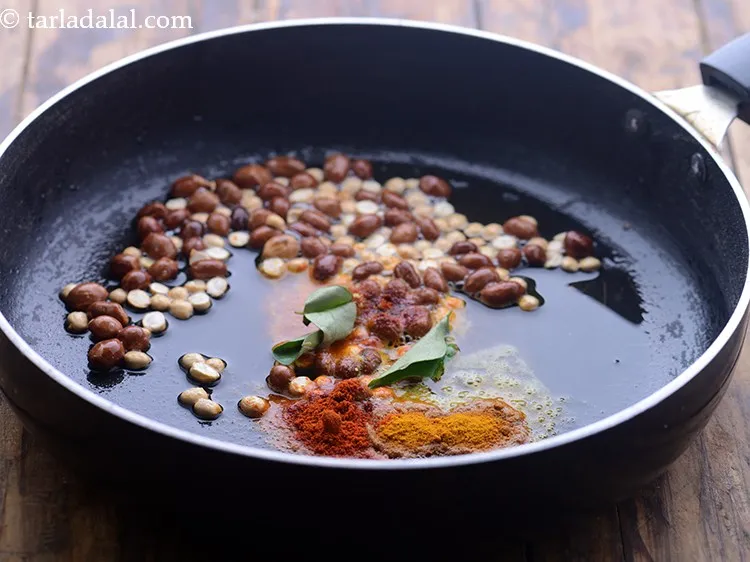 स्टेप 14 – कडी पत्ता डालें।<strong> पोहा ओट्स चिवड़ा</strong> का स्वाद बढ़ाने के …