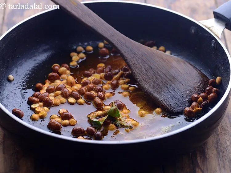 स्टेप 15 – मध्यम आंच पर कुछ और सेकंड के लिए भून लें।