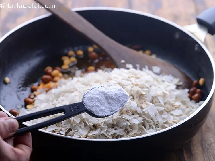 स्टेप 17 – पीसी हुई चीनी डालें, ताकि यह <strong>ओट्स चिवड़ा</strong> में अच्छी …