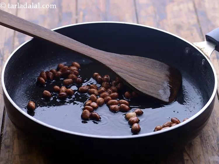 स्टेप 8 – मध्यम आंच पर १ से २ मिनट के लिए भून …