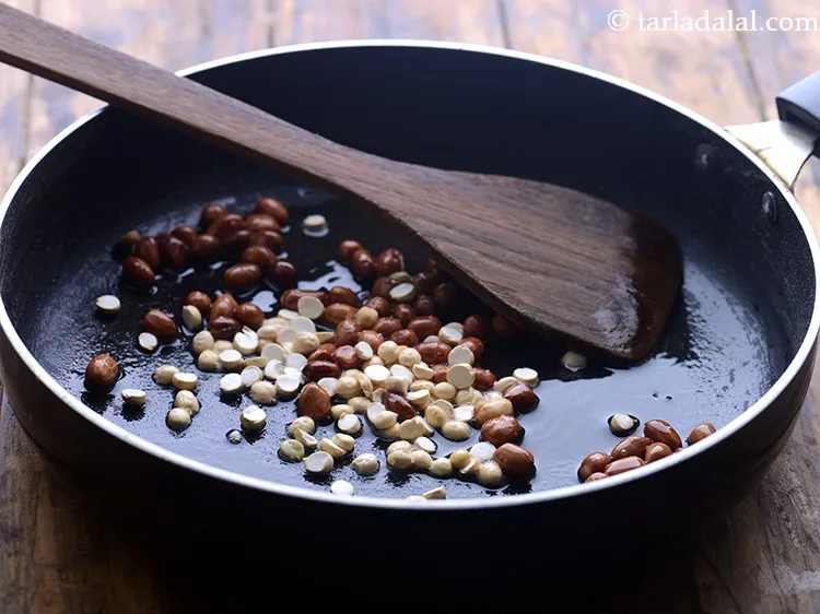 स्टेप 9 – भुनी हुई चना दाल डालें। आप <strong>ओट्स पोहा चिवड़ा</strong> को …