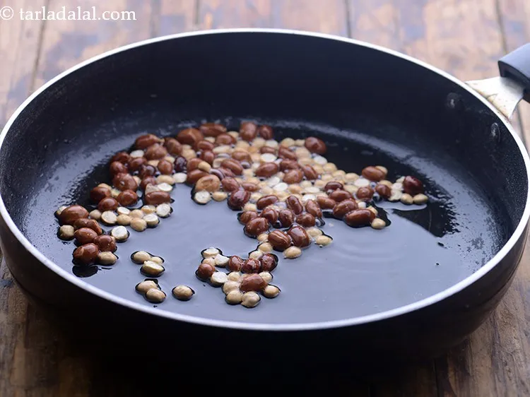 स्टेप 10 – मध्यम आंच पर १ मिनट के लिए भून लें।