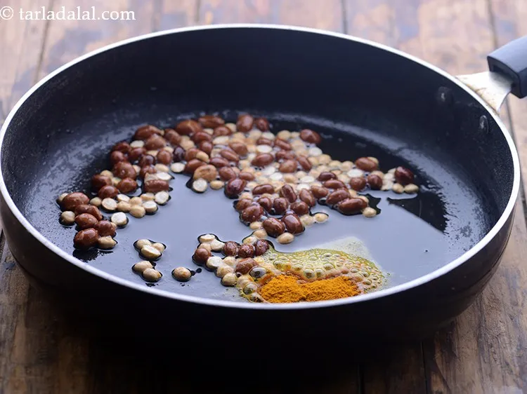 स्टेप 11 – हल्दी पाउडर डालें।