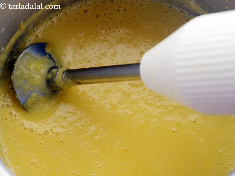 स्टेप 13 – एक हैन्ड ब्लेंडर का उपयोग करके मुलायम प्यूरी बनने तक …