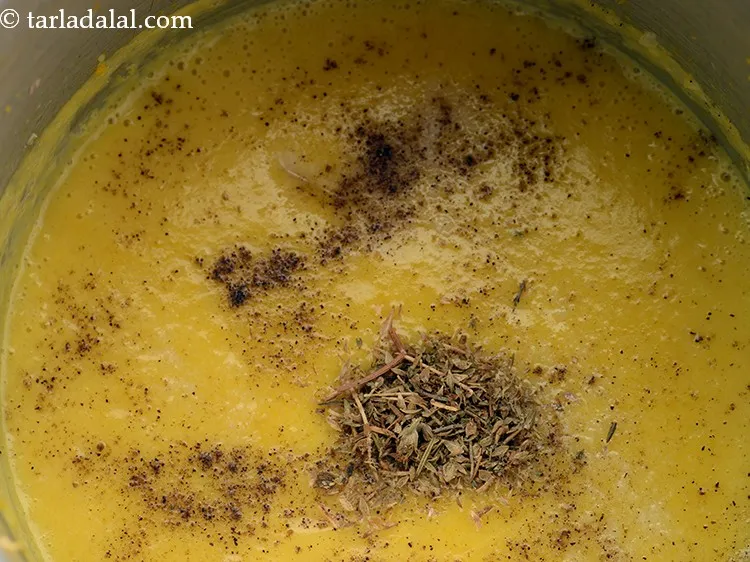 स्टेप 15 – <strong>कद्दू आलू सूप</strong> को सीजन करने के लिए नमक और …