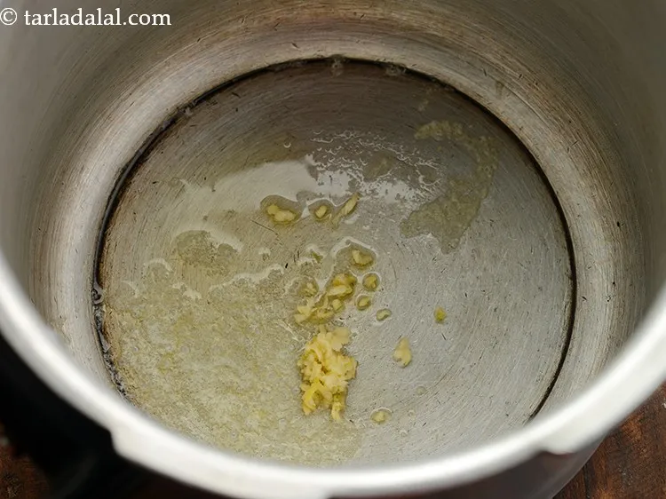 स्टेप 3 – एक बार जब मक्खन अच्छी तरह से गरम हो जाए …