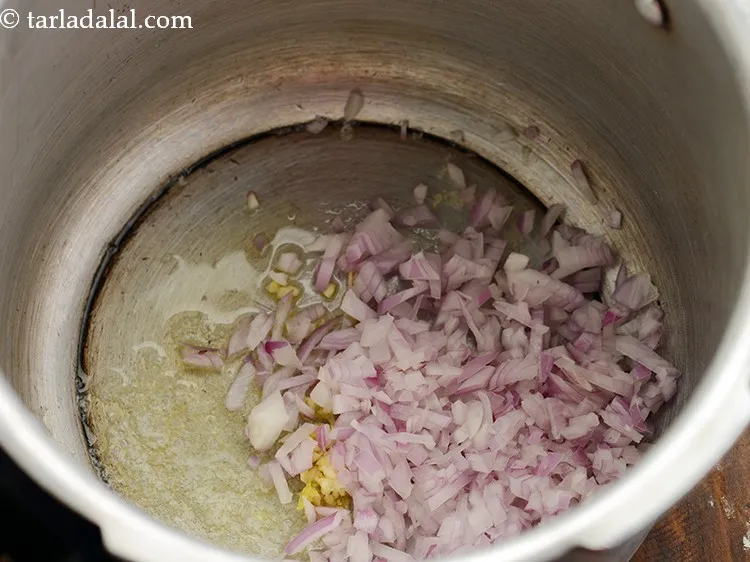 स्टेप 4 – प्याज़ डालें।