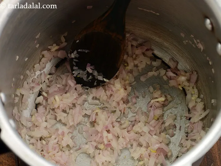 स्टेप 5 – अच्छी तरह से मिलाएं और मध्यम आंच पर १ मिनट …