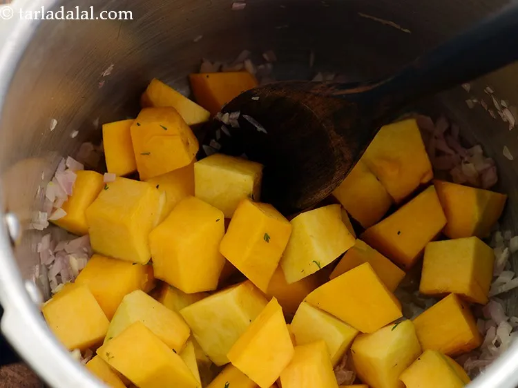 स्टेप 6 – कद्दू डालें।