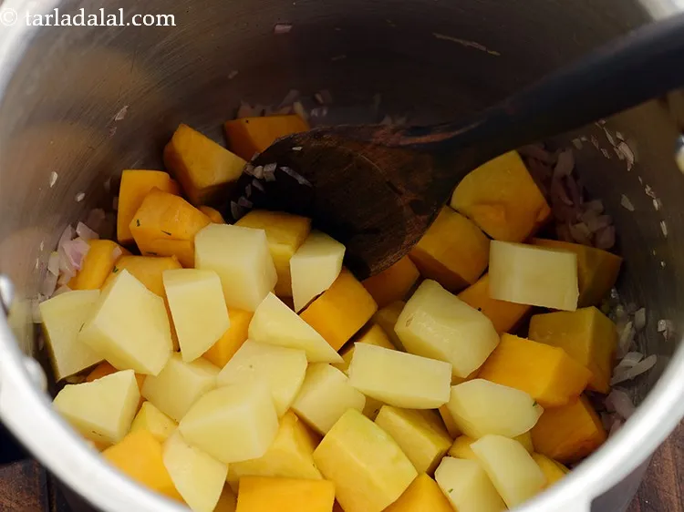 स्टेप 7 – आलू डालें। इस सूप में गाजर और विंटर स्क्वैश भी …