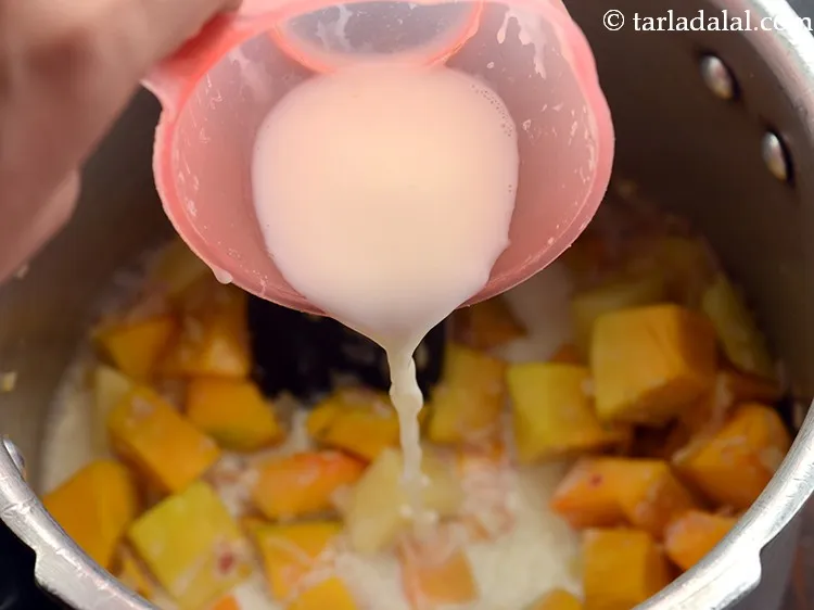 स्टेप 9 – दूध डालें।