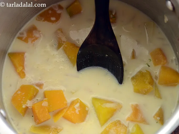 स्टेप 11 – अच्छी तरह से मिलाएं और मध्यम आंच पर आलू और …