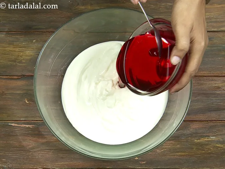 स्टेप 3 – १/२ कप गुलाब का शरबत डालें। गुलाब गुलकंद लस्सी तैयार …