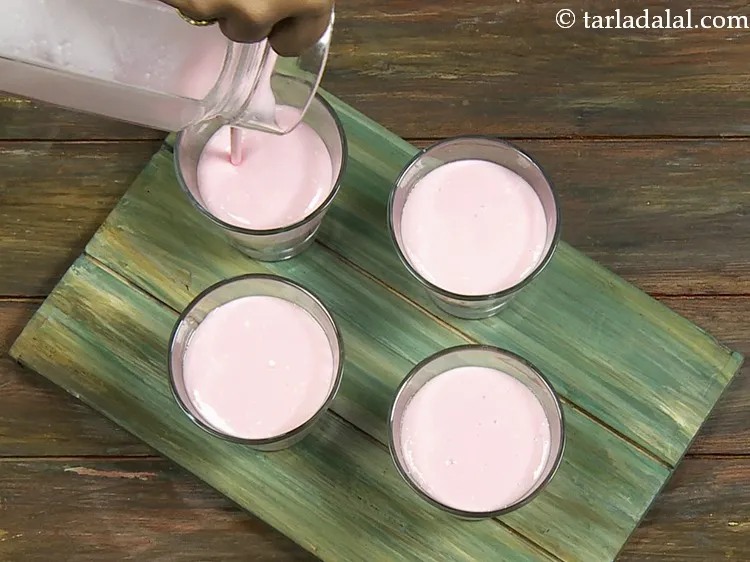 स्टेप 7 – गुलाब की लस्सी को ४ अलग-अलग ग्लास में डालें। हमने …