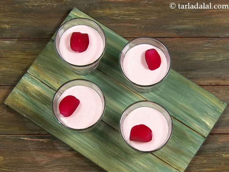 स्टेप 8 – गुलाब की पंखुड़ियों से गार्निश करें। यदि आप इसे और …