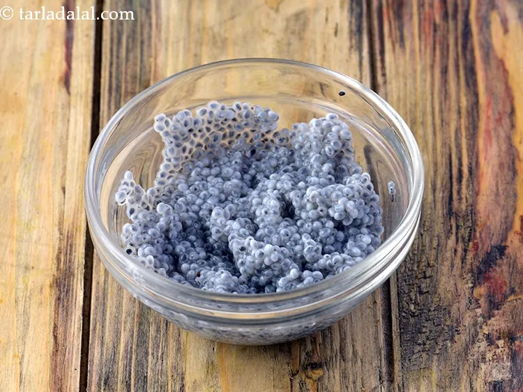 Step 13 – Top each glass with half the soaked falooda seeds.
