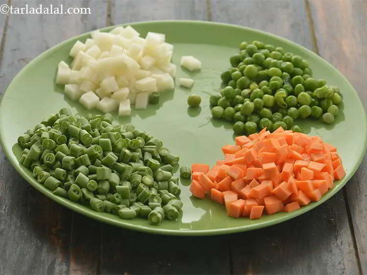 स्टेप 1 – <strong>रशियन सलाद</strong> की तैयारी करने के लिए, हमें सबसे पहले …