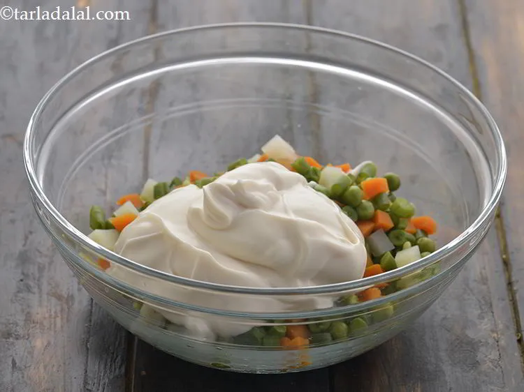 स्टेप 7 – मेयोनीज़ डालें।