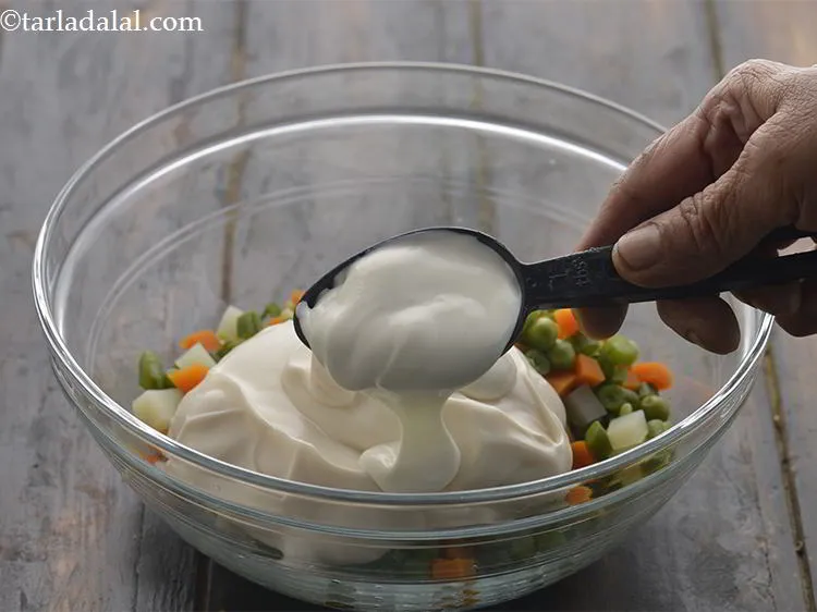 स्टेप 8 – ताज़ा क्रीम डालें। आप चाहे तो थोड़ी सा मस्टर्ड सॉस …
