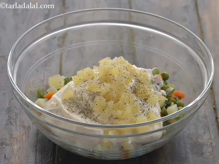 स्टेप 10 – नमक और ताज़ा पिसी काली मिर्च स्वादानुसार डालें।