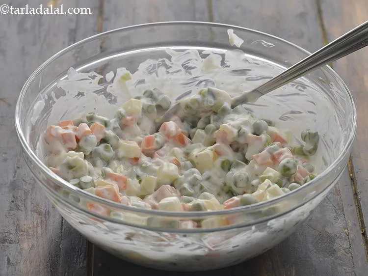 स्टेप 11 – <strong>रशियन सलाद (शाकाहारी रशियन सलाद)</strong> की सभी सब्जियों को अच्छी …