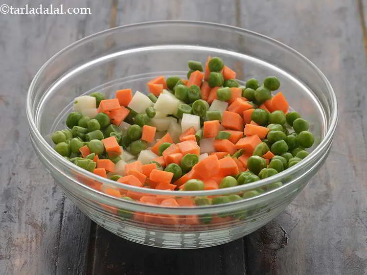 स्टेप 2 – एक गहरे कटोरे में डालें।