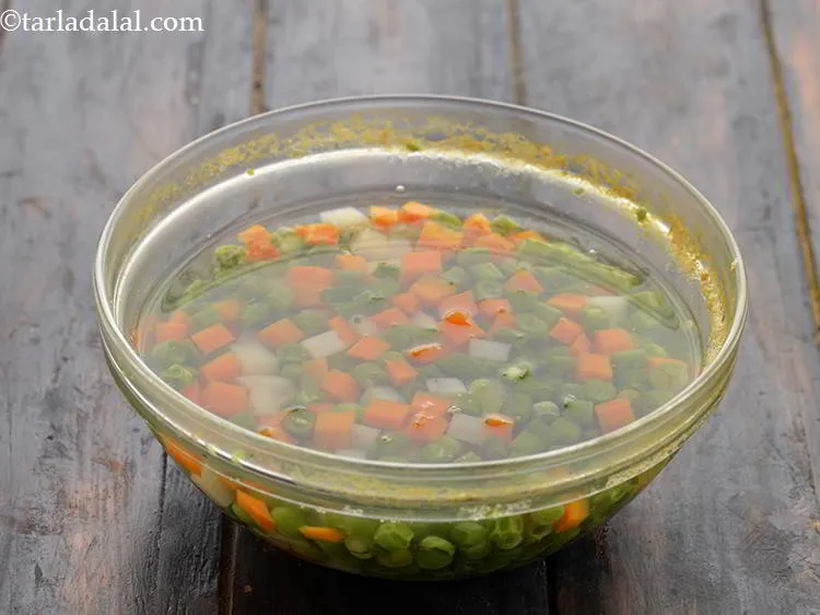 स्टेप 4 – ६ से ८ मिनट के लिए हाइ पर माइक्रोवेव करें।