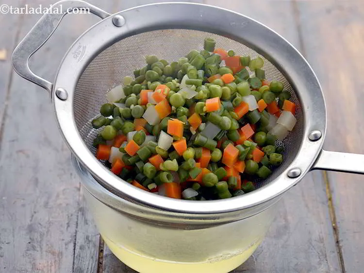 स्टेप 5 – एक छलनी का उपयोग करके छान लें।