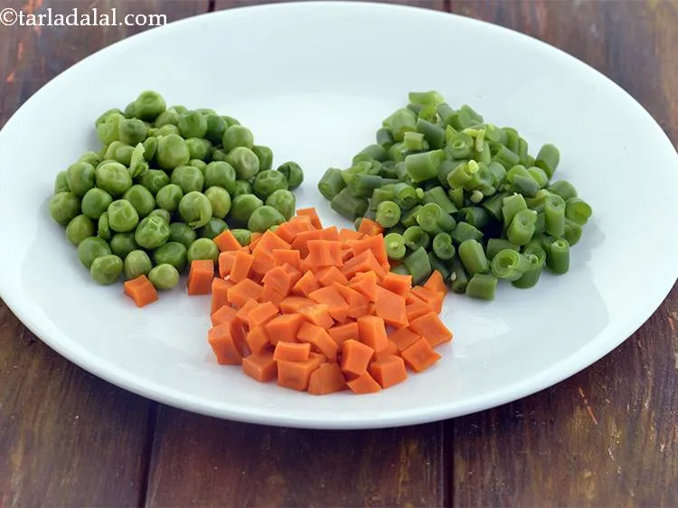 Step 2 – For the&nbsp;<strong>Russian salad sandwich recipe | veg Russian salad sandwich | Indian style&nbsp;cold&nbsp;Russian salad sandwich …