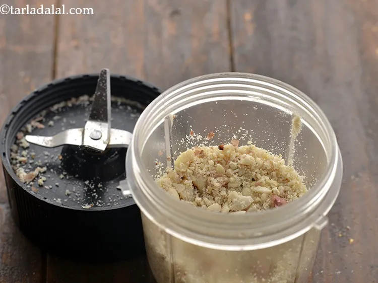 स्टेप 13 – दरदरा पाउडर पाने के लिए उन्हें एक या दो मिक्सर …