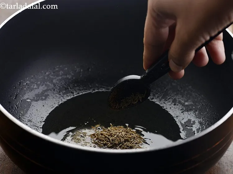 स्टेप 15 – तेल गरम होने के बाद जीरा डालें।