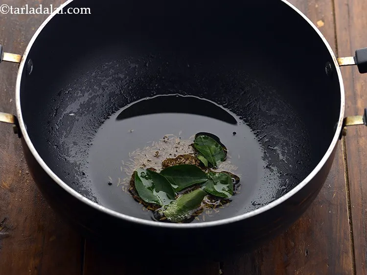 स्टेप 16 – जीरा चटकने पर कडीपत्ते डालें।