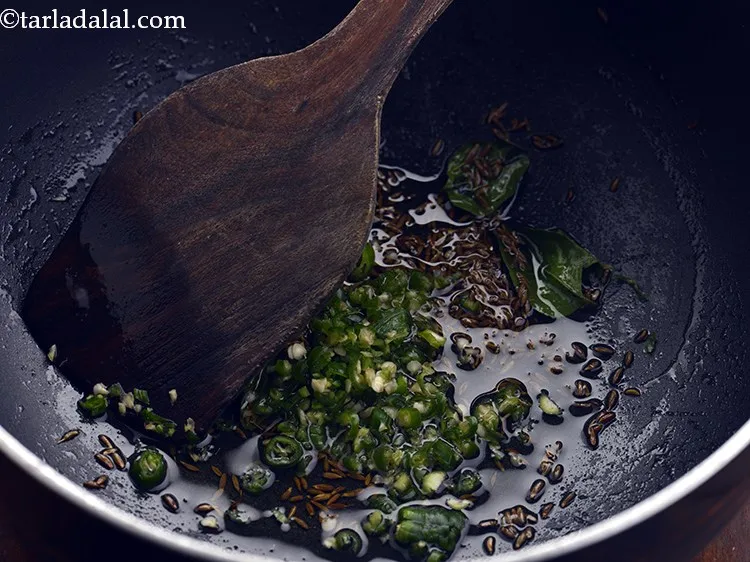 स्टेप 17 – हरी मिर्च डालें। स्वाद बढ़ाने के लिए आप साबूदाना खिचड़ी …