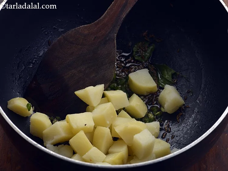 स्टेप 18 – आलू डालें।