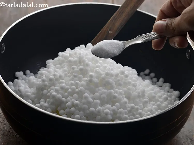 स्टेप 20 – नमक डालें। अगर उपवास के लिए <strong>साबुदाना खिचड़ी</strong> बना रहे …