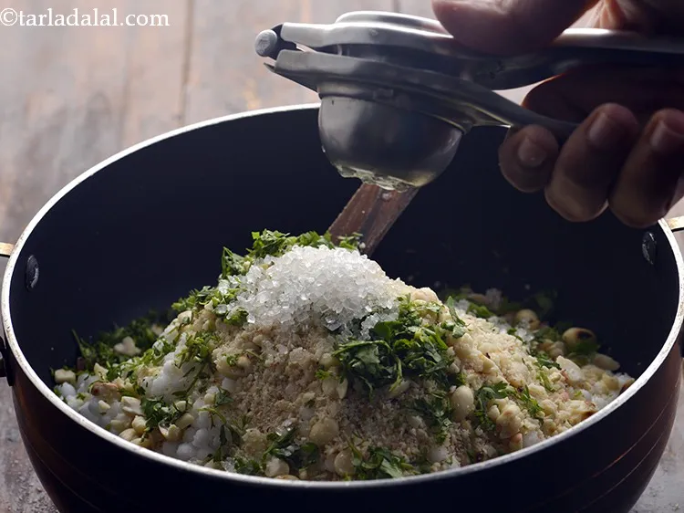 स्टेप 23 – नींबू का रस और शक्कर डालें। वे <strong>साबुदाना खिचड़ी</strong> के …