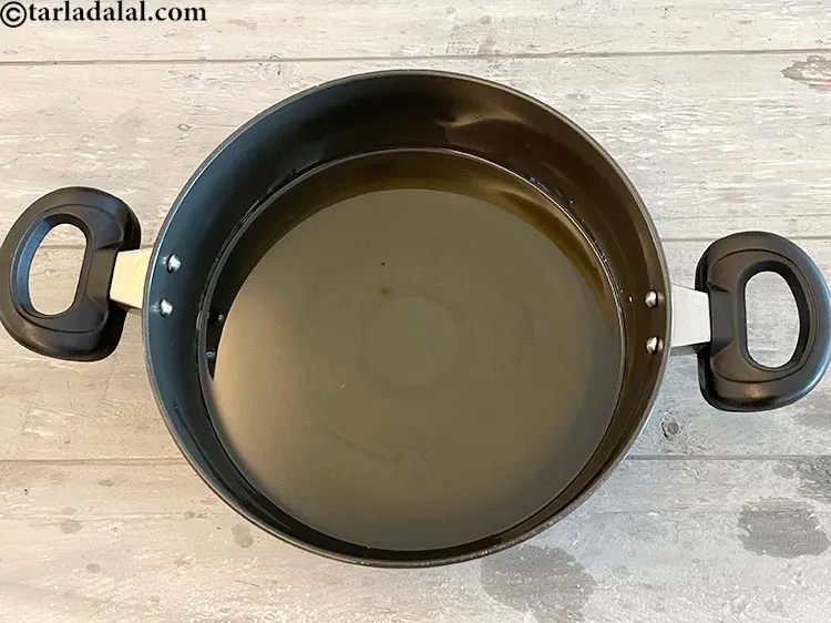 स्टेप 36 – <strong>साबूदाना वड़ा</strong> तलने के लिए | <strong>साबूदाना वड़ा बनाने की …