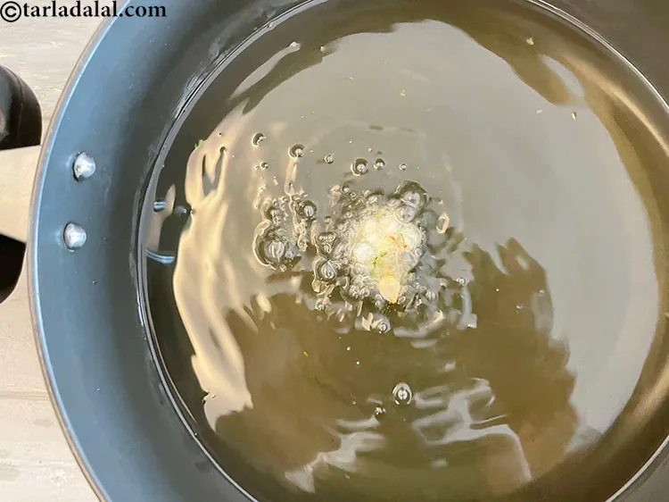 स्टेप 37 – <strong>साबूदाना वड़े</strong> को गिराने से पहले, साबूदाना मिश्रण के एक …