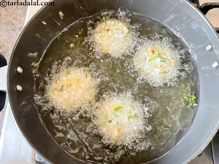 स्टेप 39 – वड़े के निचले हिस्से को कुछ देर तक फ्राई होने …