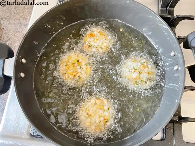 स्टेप 40 – हम <strong>साबूदाना वड़ा</strong> देख सकते हैं | <strong>महाराष्ट्रीयन साबूदाना वड़ा</strong> …