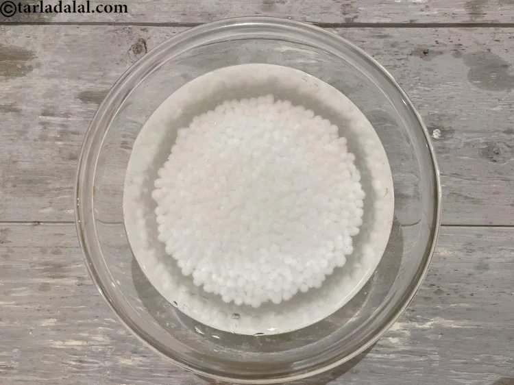 स्टेप 7 – एक बाउल पानी में साबूदाना डालकर हाथ से धो लें। …