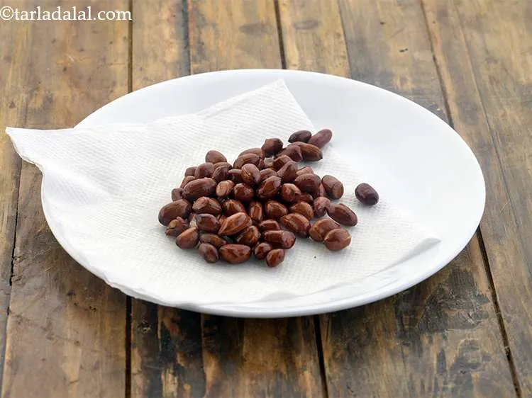 Step 5 – Drain the peanuts on an absorbent paper. Keep aside.