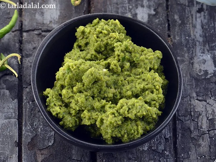 स्टेप 11 – १ टी-स्पून&nbsp;<a href=""https://www.tarladalal.com/glossary-green-chilli-paste-hari-mirch-ki-paste-mirchi-paste-hindi-333i"">हरी मिर्च का पेस्ट</a>&nbsp;डालें।&nbsp;&nbsp;